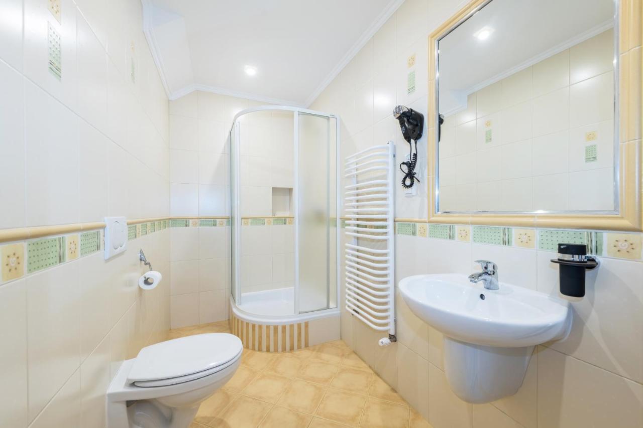 Bialy Jelen Z Basenem I Jacuzzi Bed & Breakfast Ostrowsko Екстериор снимка