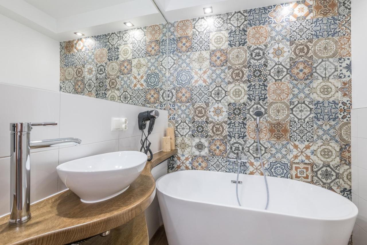 Bialy Jelen Z Basenem I Jacuzzi Bed & Breakfast Ostrowsko Екстериор снимка