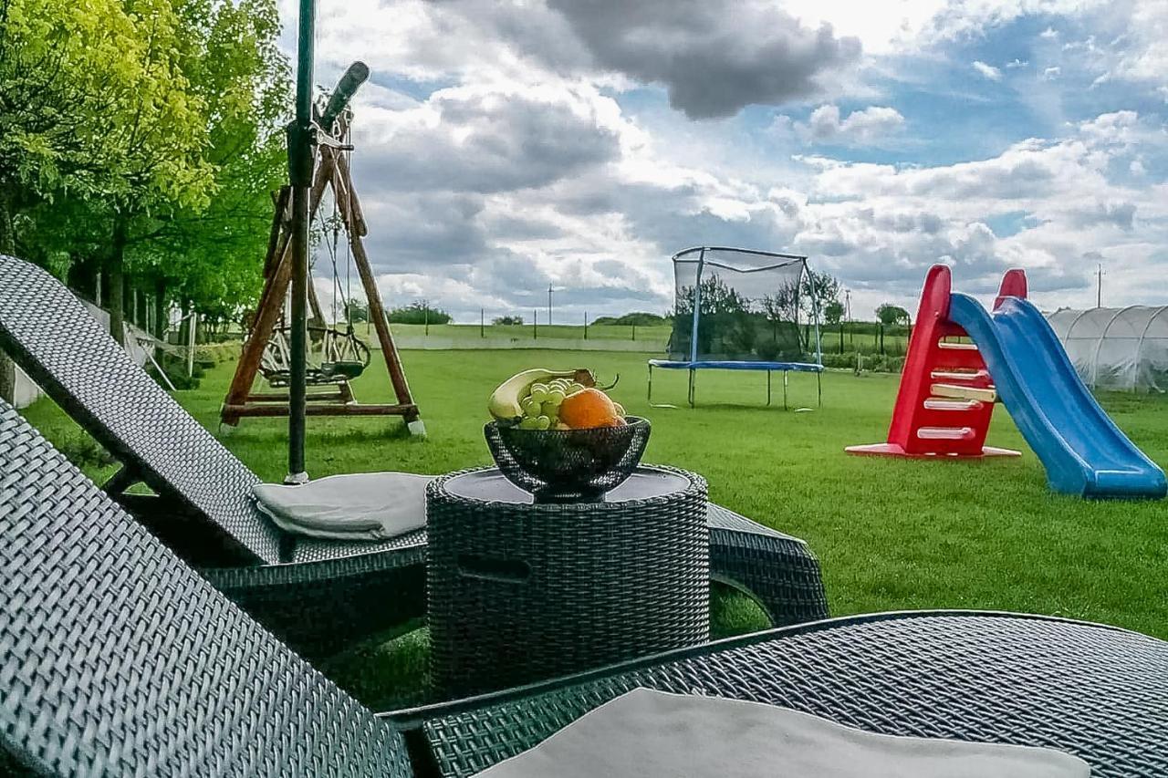 Bialy Jelen Z Basenem I Jacuzzi Bed & Breakfast Ostrowsko Екстериор снимка
